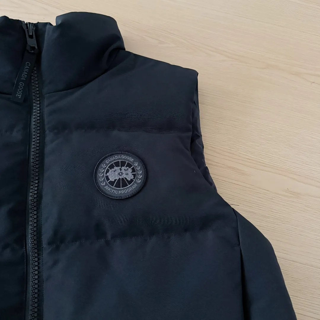 Style number: Y 180 2267WB Grandview black label women's short vest. Constructed from Arctic Tech recycled fabric®, it features a cinchable hem for sleek styling and storage. Color: Pink Black Khaki Light Blue Size: XS S M L XL